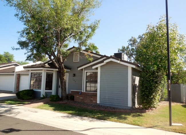 Building Photo - 127 E Danbury Rd