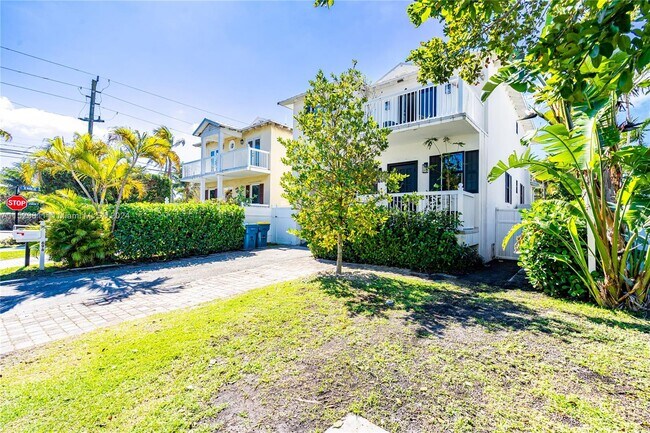 Foto del edificio - 698 Fernwood Rd