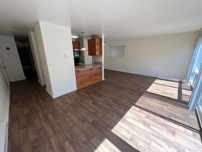 Building Photo - Spacious 2 bedroom 1 bath with large priva...