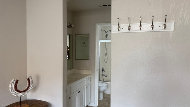 Foto del edificio - 13885 Camp Rock St