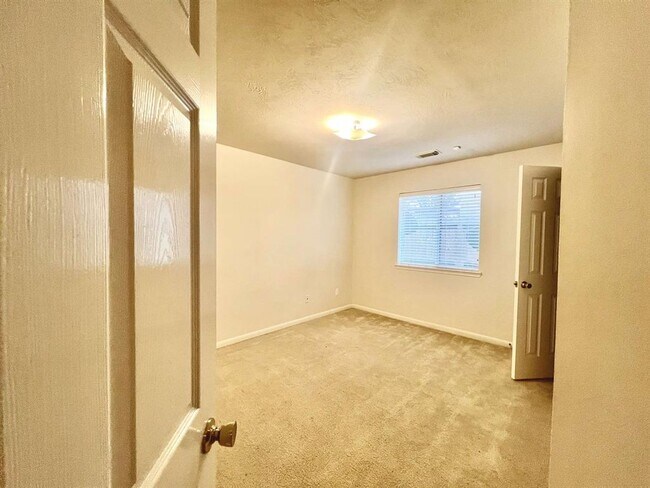 Foto del edificio - 8426 Kirkbrook Dr
