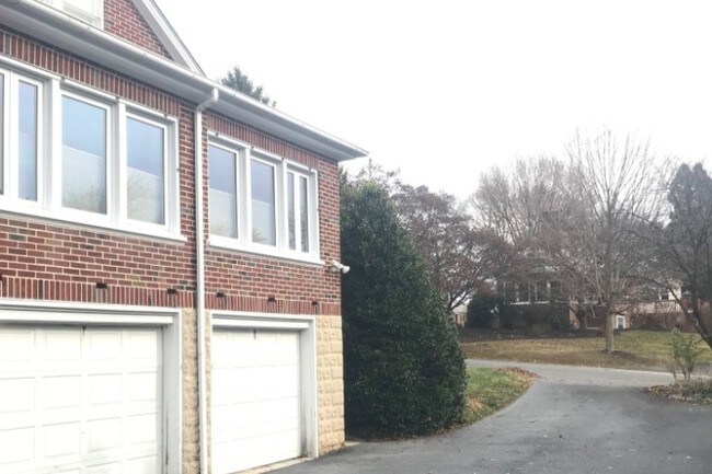 Foto del edificio - 402 Spencer Ave