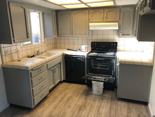 Foto del edificio - 1423 W Walnut Ave