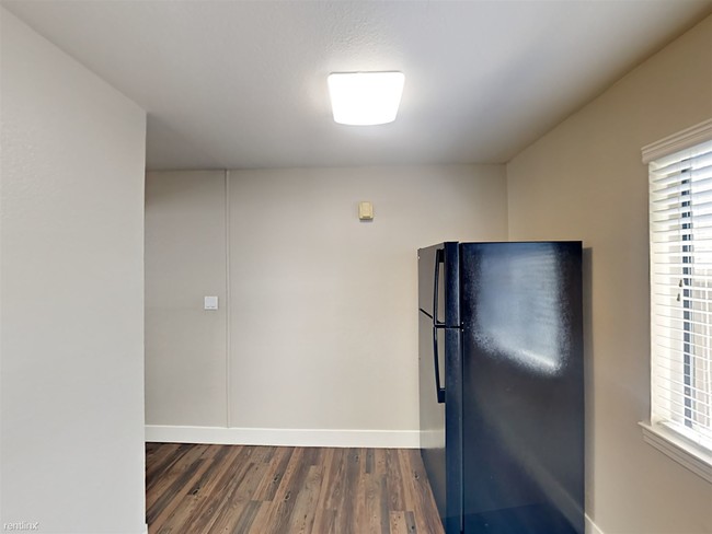 Building Photo - 1 br, 1 bath Apartment - 545 S 9th St Apt 2