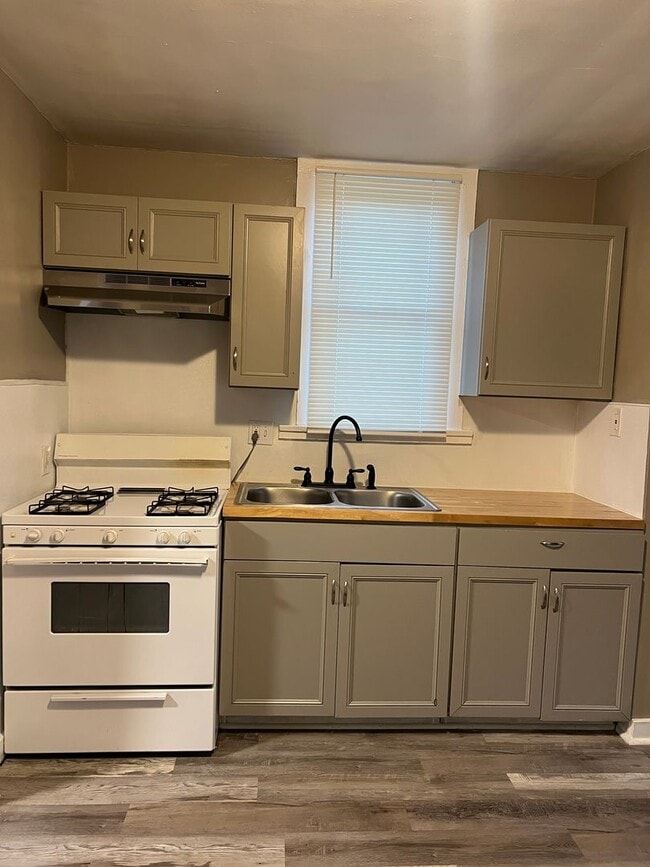 Building Photo - Charming residence boasts two spacious bed...