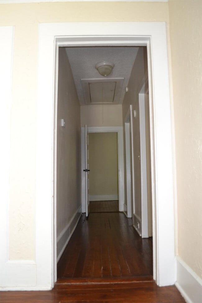 Building Photo - 829 Meadow St