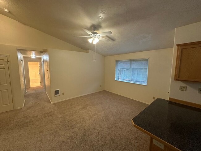 Building Photo - Please apply on our website thetlcrealtyteam.com