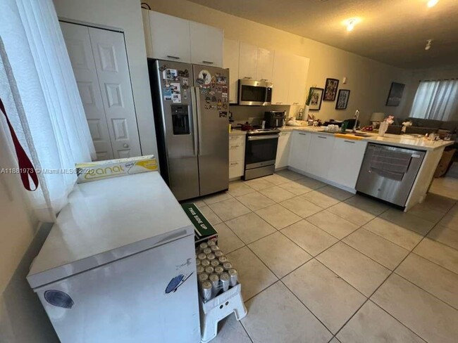 Foto del edificio - 6455 NW 103rd Pl