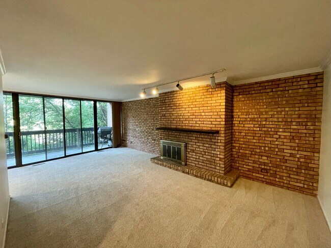 Foto del edificio - 5500 Hillcrest Ln