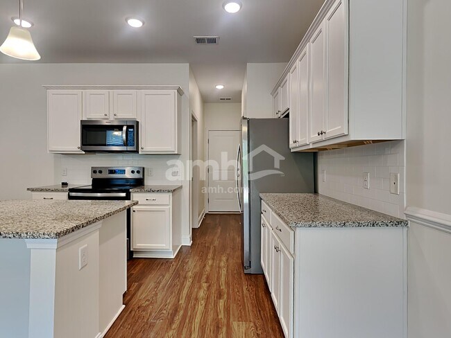 Foto del edificio - 992 Theodore Rd