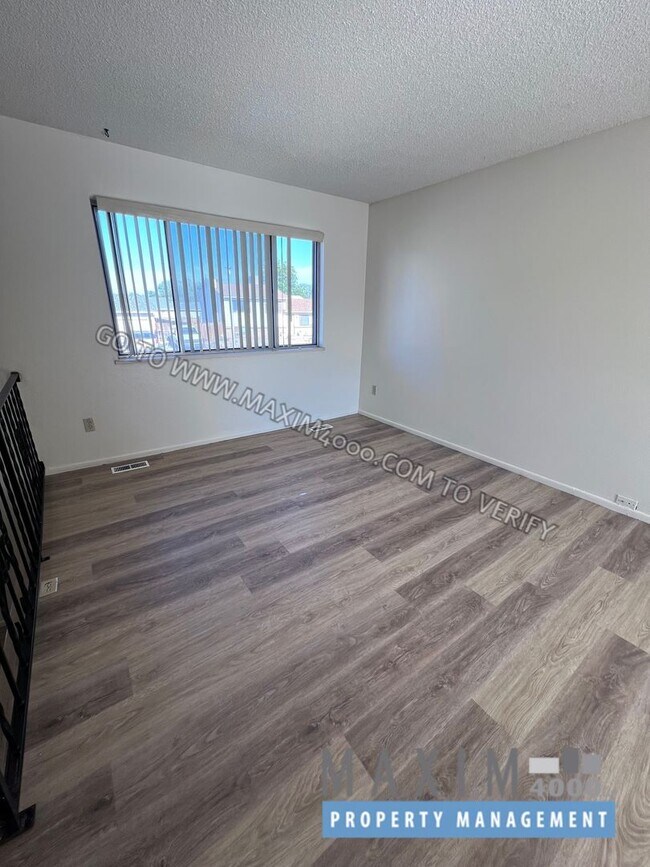 Foto del edificio - 494 1/2 ANJOU DRIVE - GREAT 4BR - NEW FLOO...