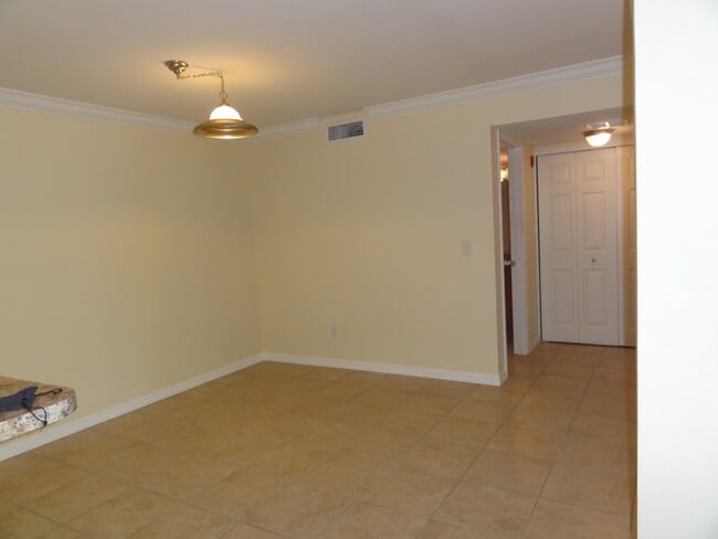 Building Photo - 155 N Pearl Lake Causeway