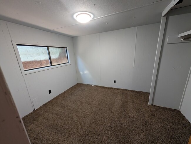 Building Photo - 2 Bedroom 1 Bath Manufactured Home in Burr...