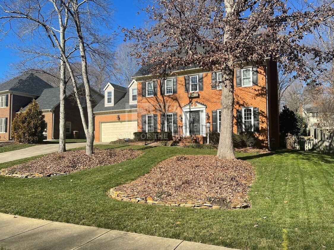 Foto principal - Stately 3Bd/2.5Ba Home w/ Bonus room in Re...