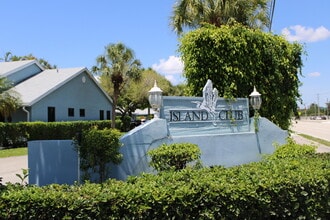 Building Photo - 3883 Island Club Cir W