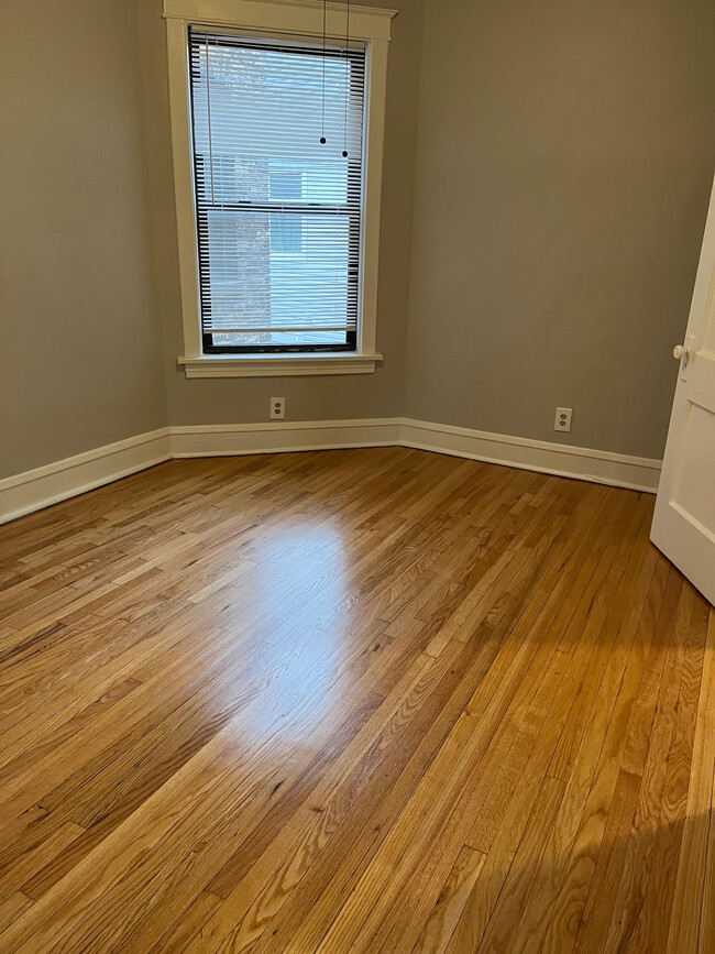 Dining room - 3743 W Grace St
