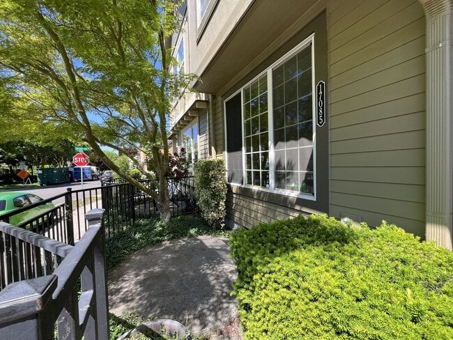 Building Photo - Corner 2 Bed 2.5 Bath Townhome - Garage and Washer/Dryer + Convenient to Nike, Intel and More!