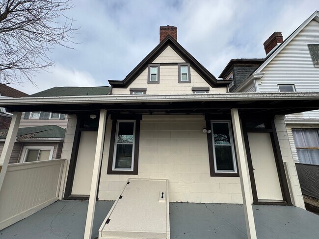 Foto del edificio - Renovated 3/1 Duplex In The Heart Of Pitcairn!! Available Now!