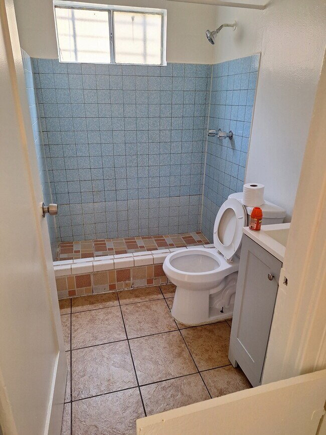 Foto del edificio - 1435 W 51st St