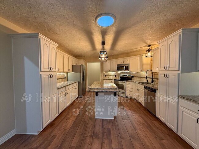 Foto del edificio - 605 Clover Ct