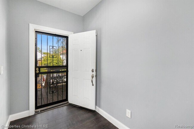 Building Photo - 552 Holbrook Ave