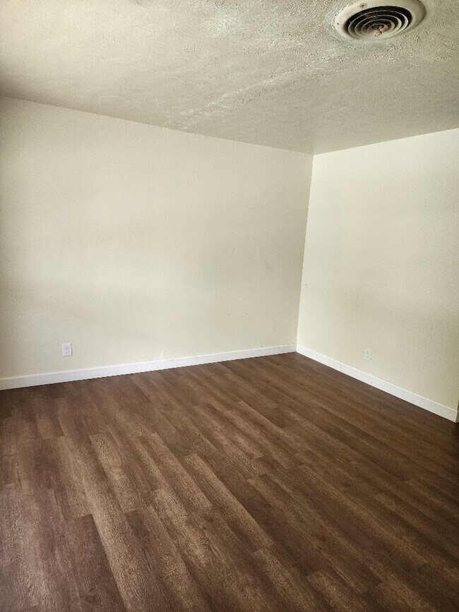 Foto del edificio - 1701 E Oak Ave