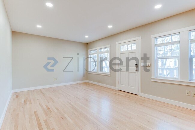 Foto del edificio - 2225 Eastlake Ave E