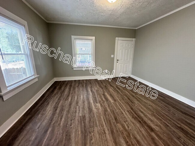 Building Photo - Updated 3 bed 1 bath