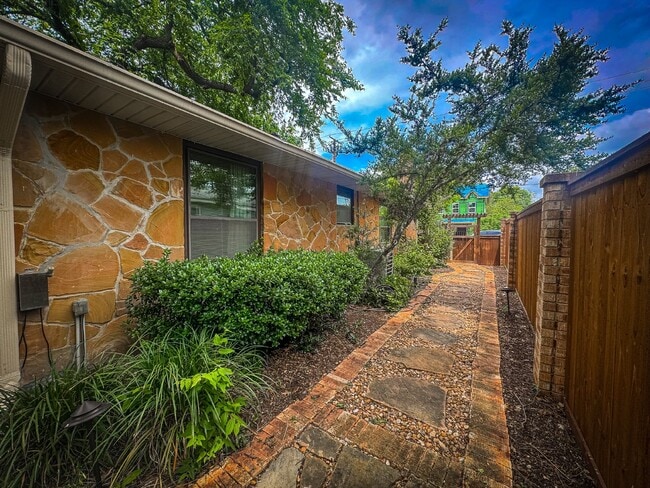 Building Photo - Adorable single story home in Landa Park E...