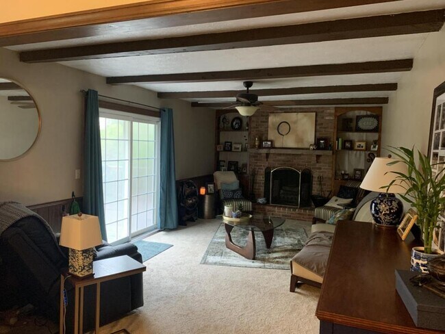 Building Photo - 880 Buchholz