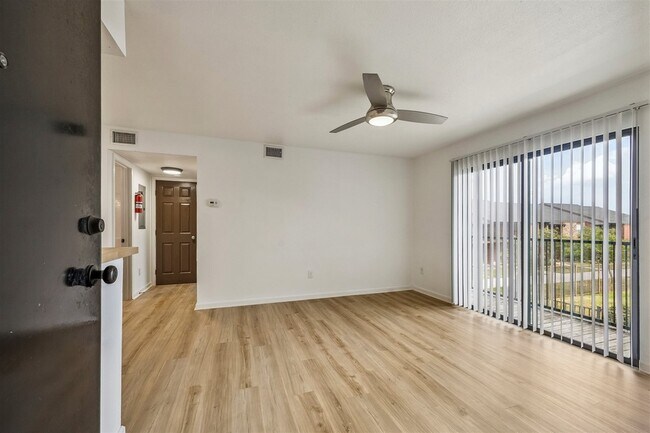 Foto del edificio - 904 University Oaks Blvd