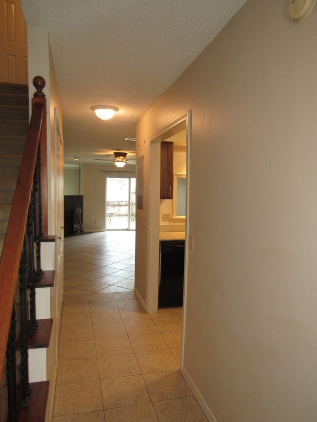 Building Photo - Convenient to schools, shopping & hospitals.