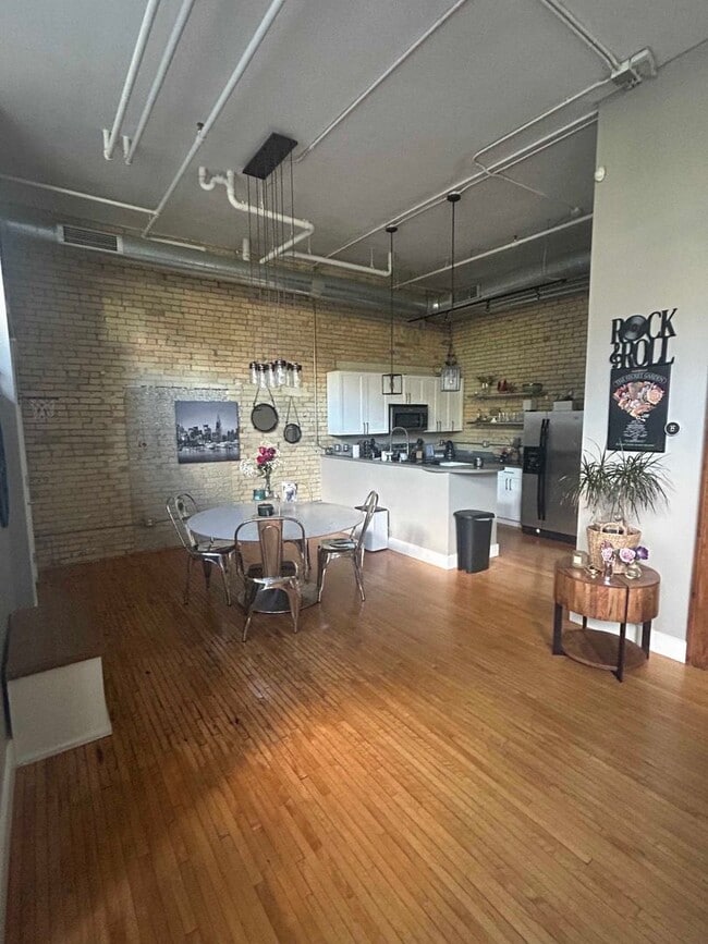 Foto del edificio - 2 bed/ 1 bath corner condo