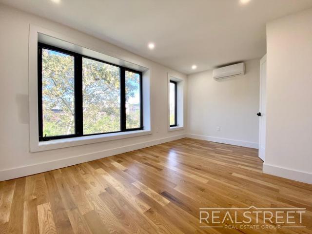 Foto principal - 3 bedroom in BROOKLYN NY 11216