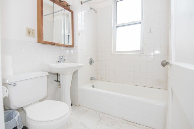 Building Photo - Awesome Budget 1 bed near T!   Heat and Ho...