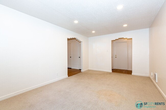 Building Photo - Marina: 1 Bedroom Garden Apartment w/ Private Patio