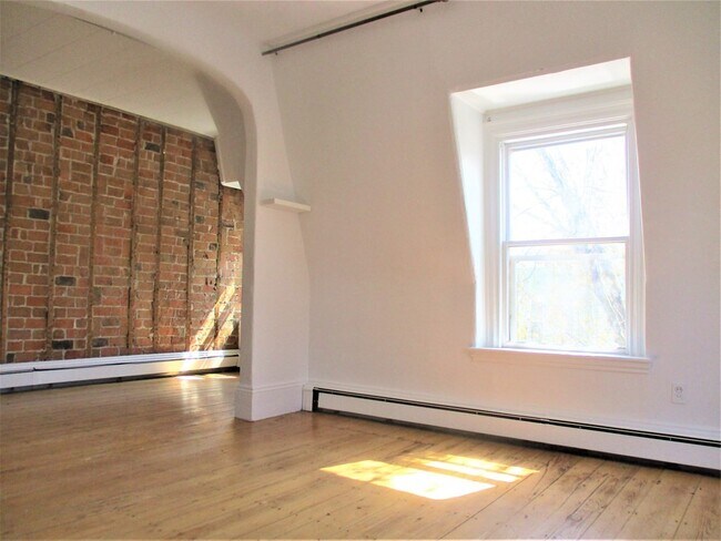 Building Photo - 385 Washington St