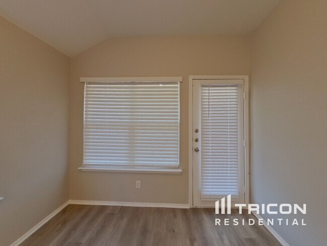 Foto del edificio - 4805 Cedar Springs Dr