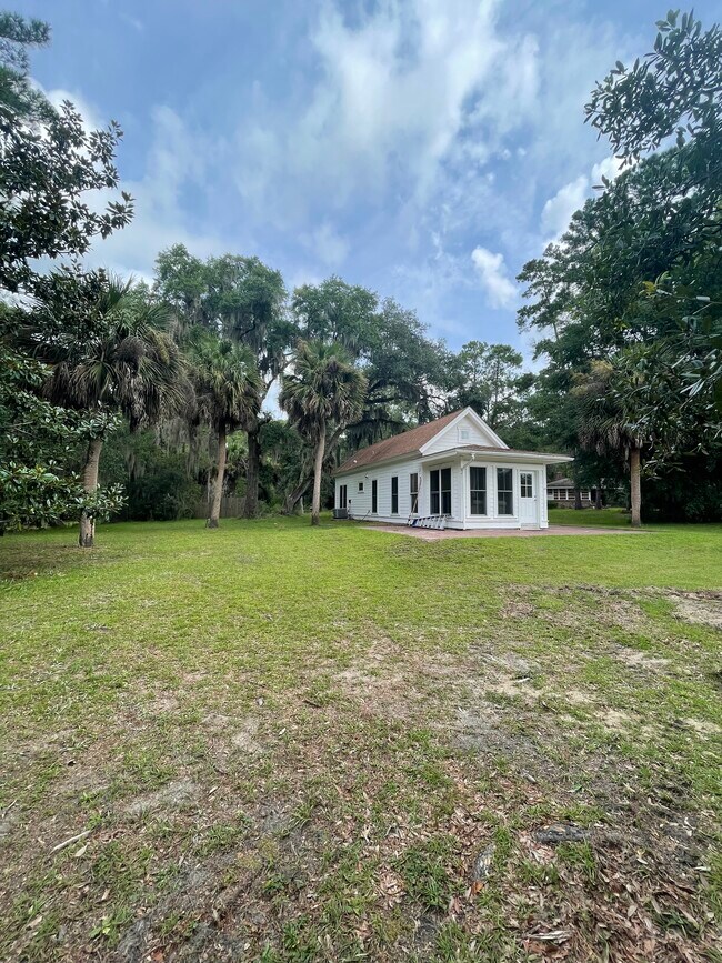 Building Photo - 44 Vinel Ln