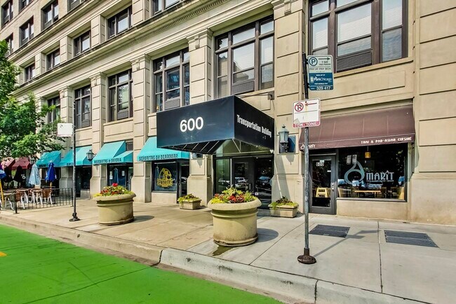 Foto del edificio - 600 S Dearborn St