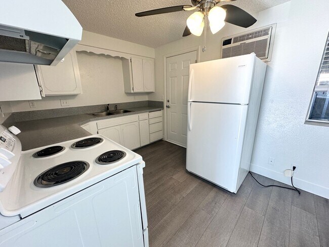 Building Photo - Nice quiet Single floor apartment  with charm to call home available soon!