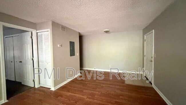 Foto del edificio - 1845 Lindberg Dr