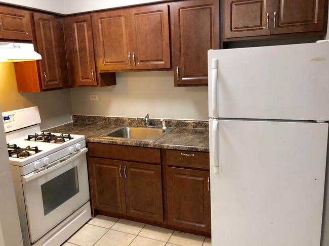 Building Photo - Well Maintained 1 Bedroom/1 Bath Unit Grea...