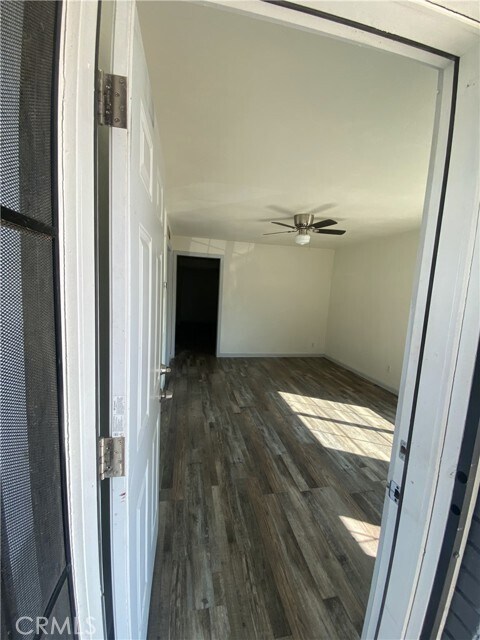 Foto del edificio - 626 W San Joaquin Ave