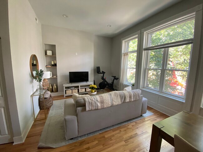 Foto del edificio - 2719 N Pine Grove Ave
