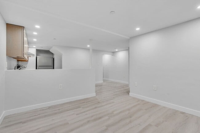 Building Photo - 74 Ruthven St