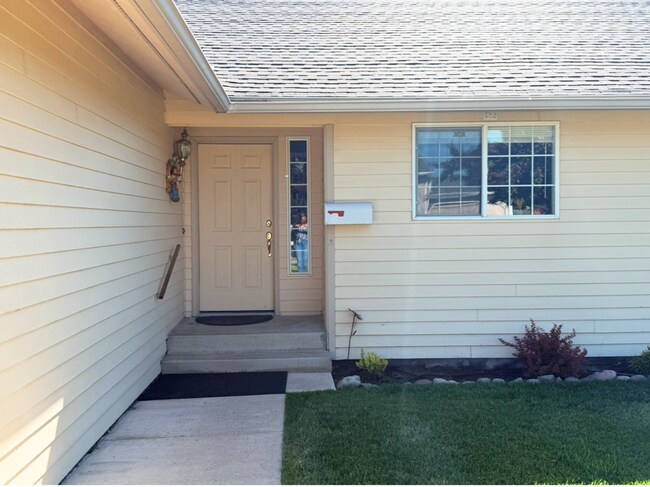 Building Photo - Lovely Kalispell home with a garage