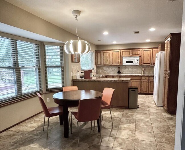 Foto del edificio - 1701 Deep Wood Dr