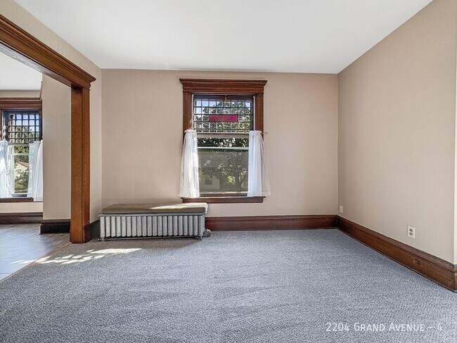 Foto del edificio - 2204 Grand Ave S