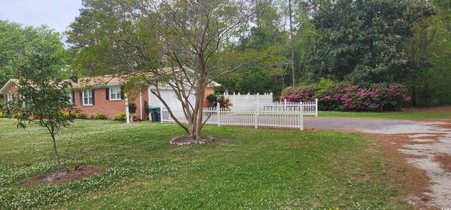 Building Photo - 3503 Pinewood Dr